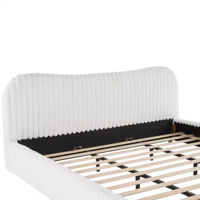 Lit plateforme rembourré en bouclette avec tête de lit ondulée et surpiqûres verticales, blanc