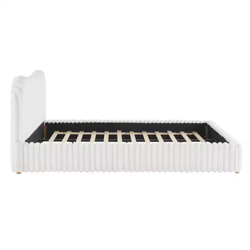 Lit plateforme rembourré en bouclette avec tête de lit ondulée et surpiqûres verticales, blanc