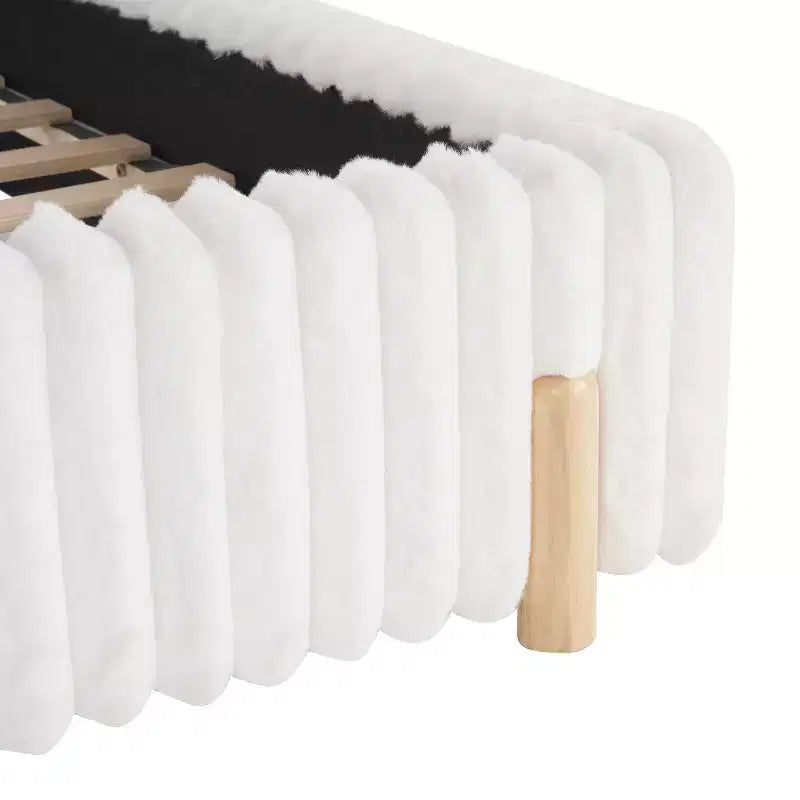 Lit plateforme rembourré en bouclette avec tête de lit ondulée et surpiqûres verticales, blanc