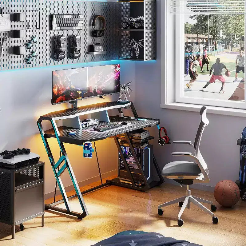 Bureau de jeu 48" avec prise électrique, lumières LED, texture en fibre de carbone et étagère de rangement pour PC