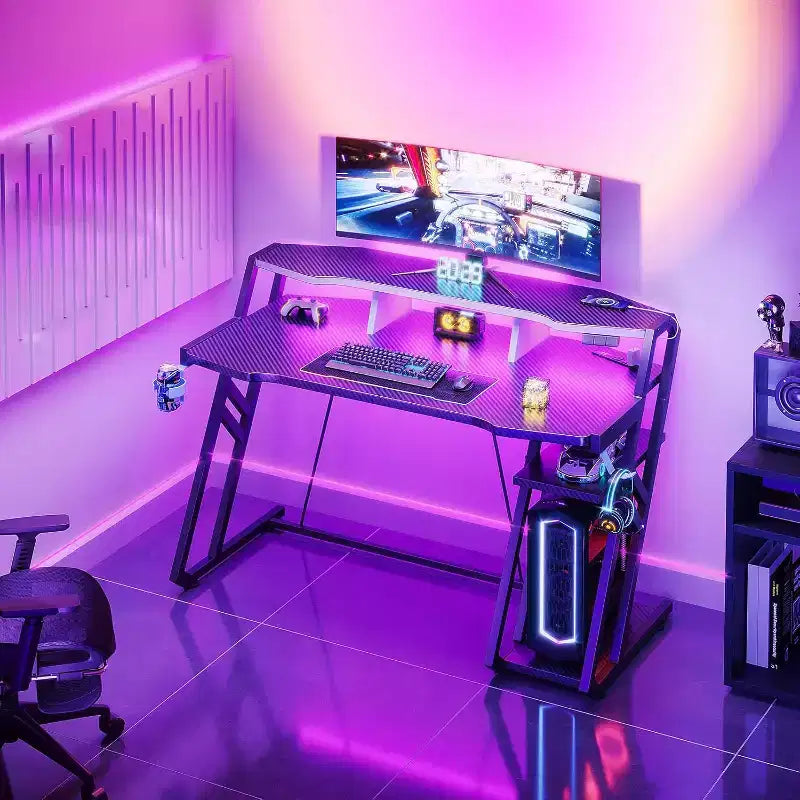 Bureau de jeu 48" avec prise électrique, lumières LED, texture en fibre de carbone et étagère de rangement pour PC