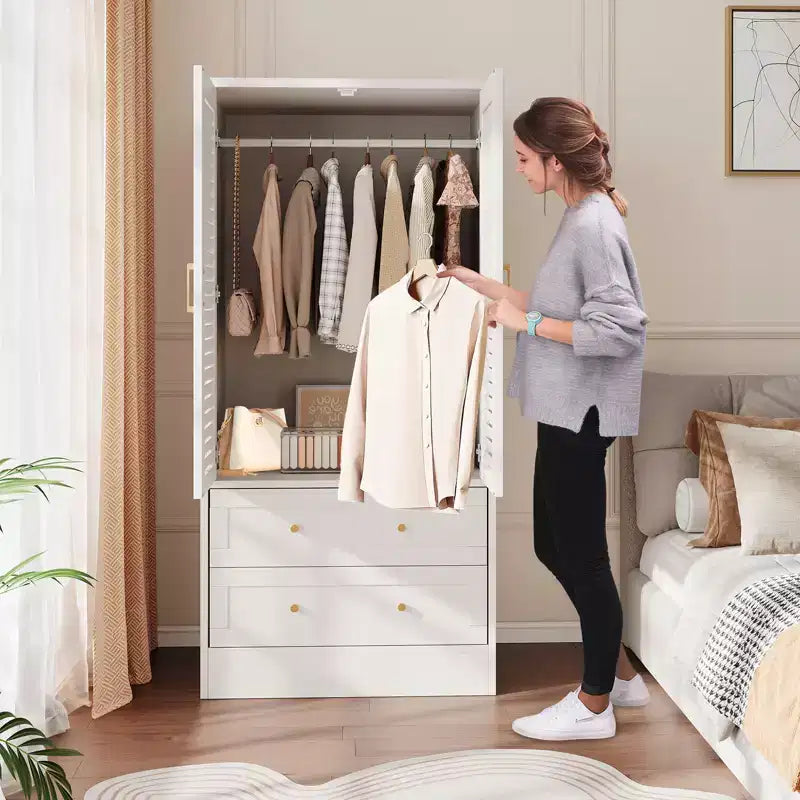 Armoire-penderie à persiennes de 65 po avec 2 portes, 2 tiroirs et tringle à vêtements