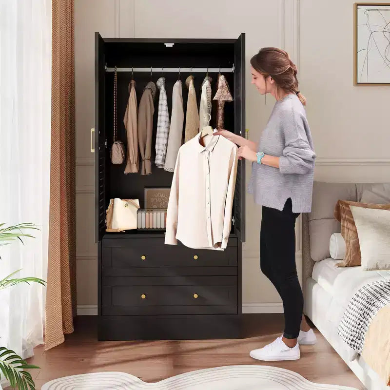 Armoire-penderie à persiennes de 65 po avec 2 portes, 2 tiroirs et tringle à vêtements