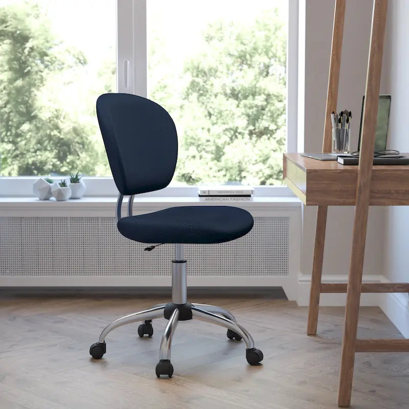 Chaise de bureau pivotante à roulettes, dossier mi-hauteur en maille filet, rembourrée, avec piètement chromé